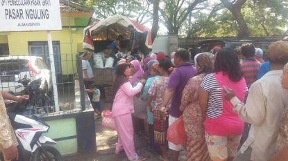 OPERASI PASAR DI KABUPATEN PASURUAN PADAT PENGUNJUNG