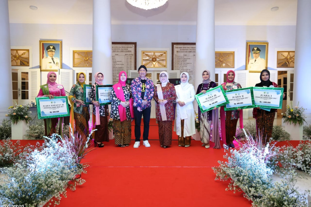 Peringati Hari Ibu, Peringgitan Bupati Pasuruan Disulap Jadi Area Fashion Parade 2022