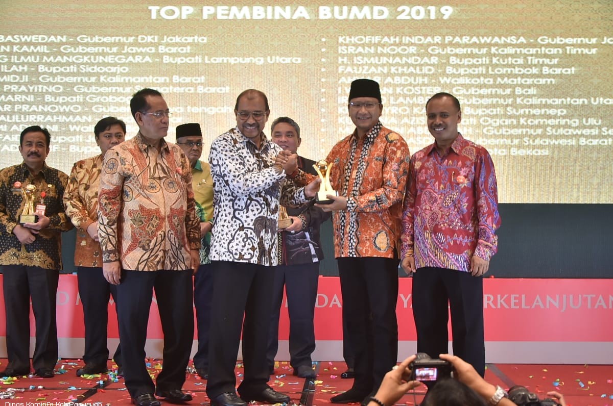 Bupati Pasuruan Terima Penghargaan Sebagai Pembina Terbaik BUMD 2019