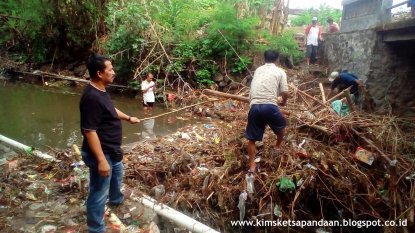 ANTISIPASI BANJIR, WARGA DESA GLAGAHSARI LAKUKAN GREBEG SAMPAH 