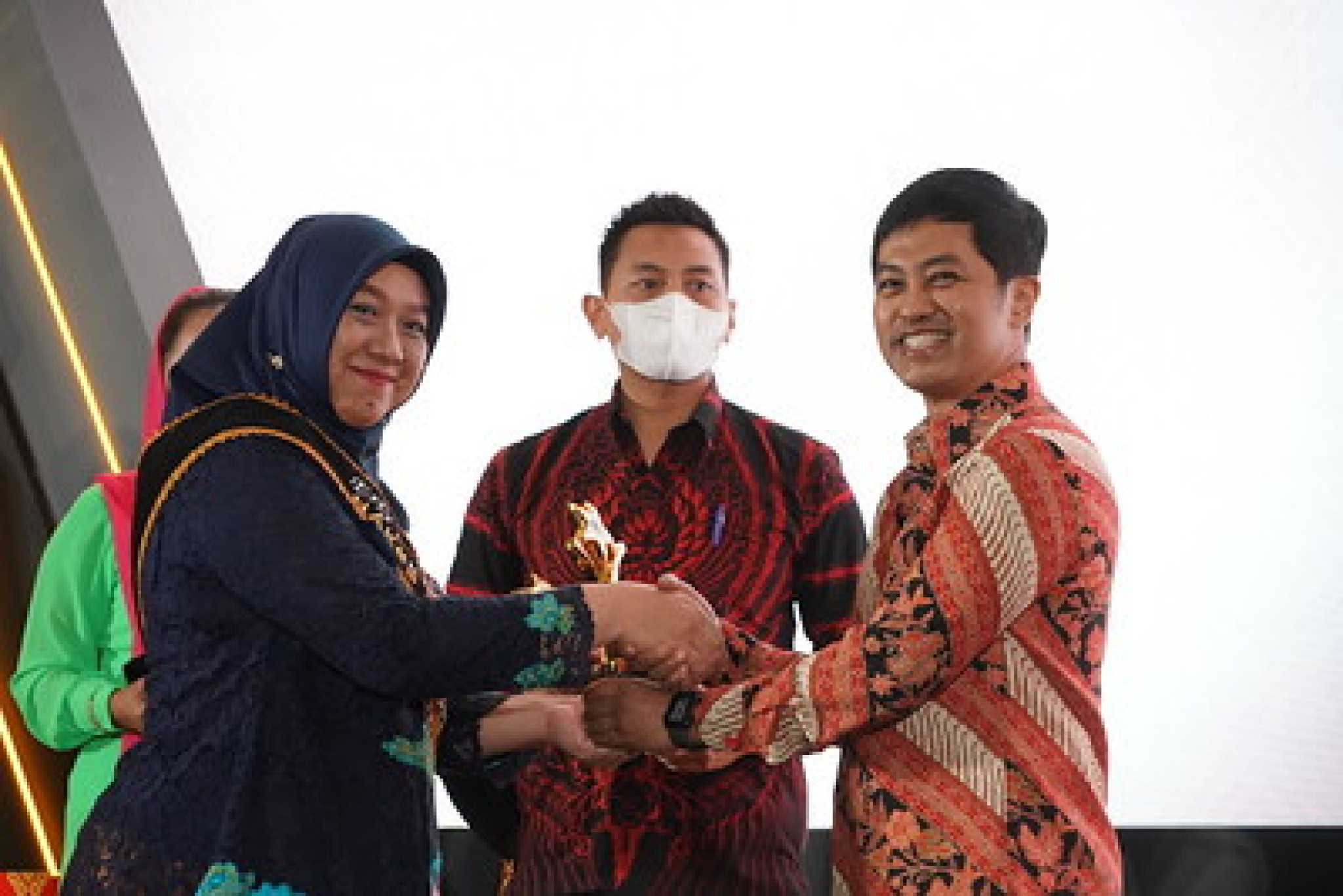 Bidan RSUD Bangil, Erly Mutiarawati Subrata Raih Penghargaan Nakes Teladan Nasional