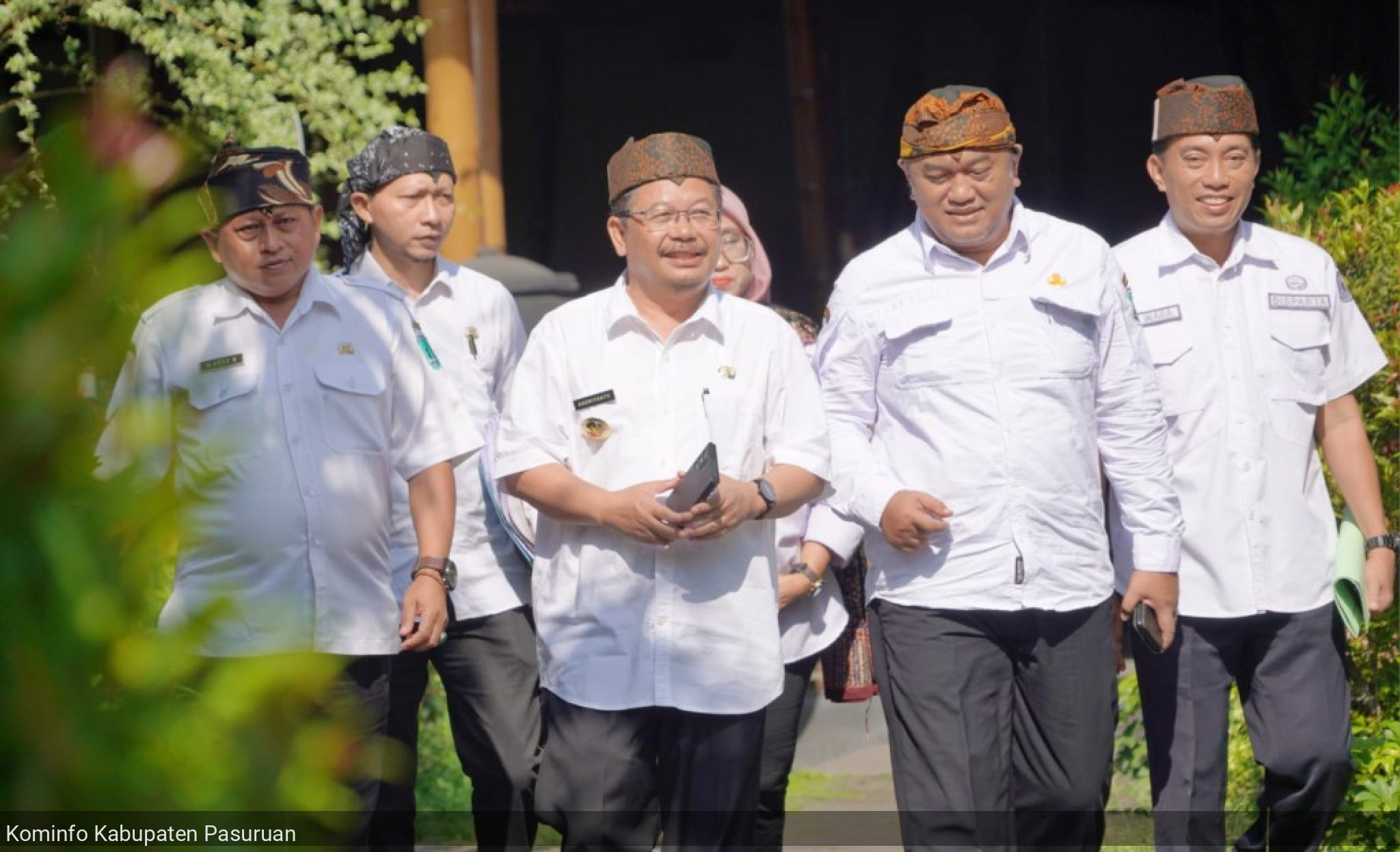 Pegawai Pemkab Pasuruan Dihimbau Gunakan Udeng dan Syal Khas Daerah Setiap Rabu