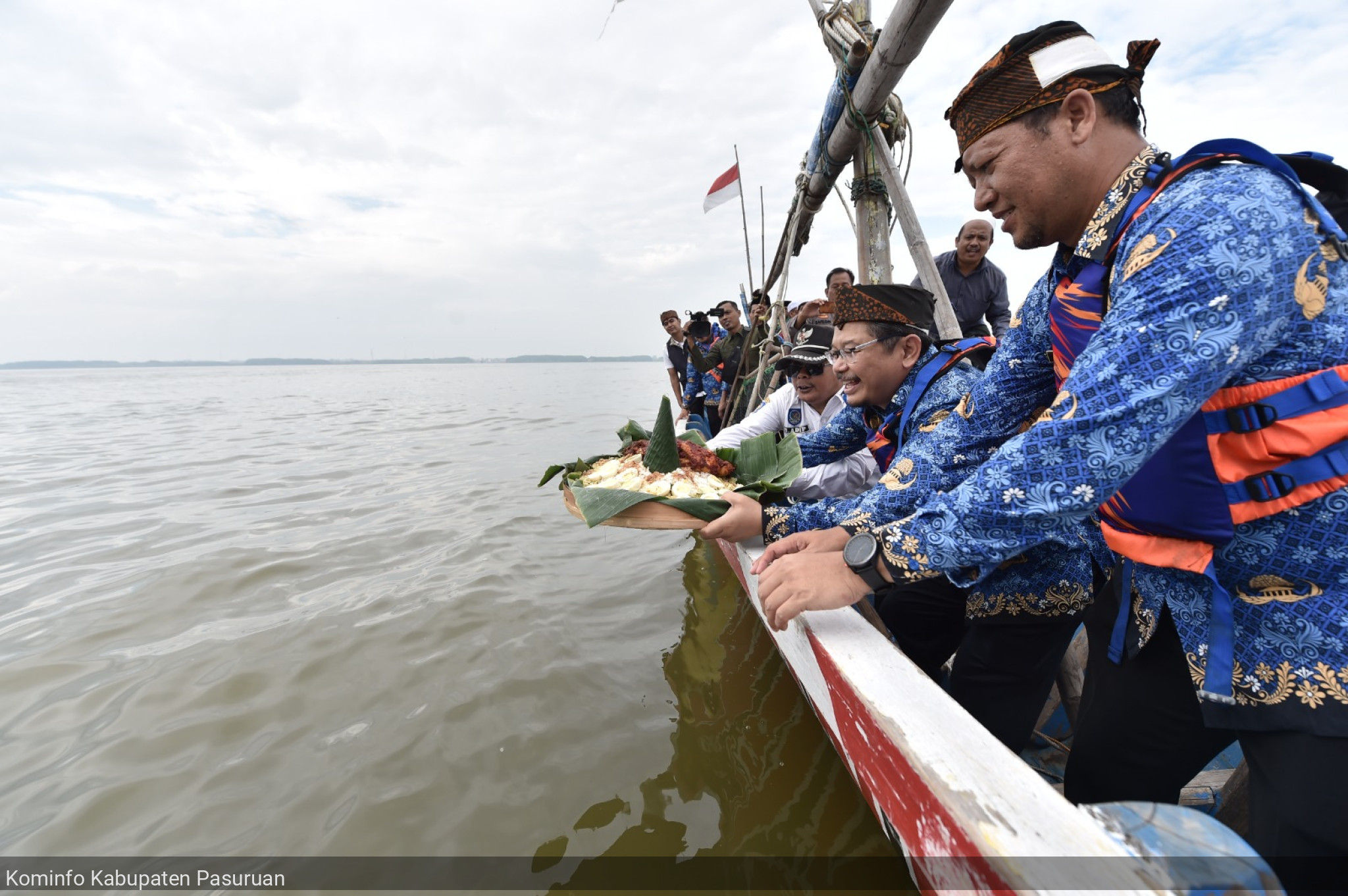 Pj Bupati Pasuruan Adriyanto meriahkan pagelaran tradisi Larung Tumpeng ke Tengah Laut