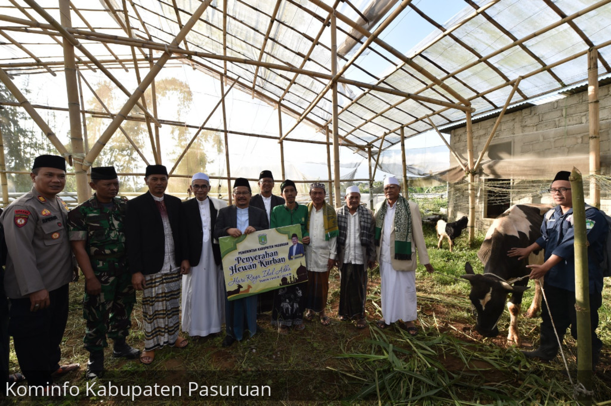 Di momen Indul Adha, Pj Bupati Pasuruan Adriyanto Serahkan Hewan Qurban Sapi dan Kambing
