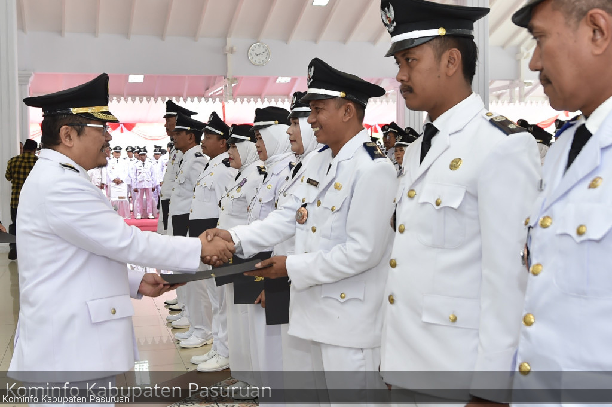 Jabatan Kades Diperpanjang 2 Tahun, Pj Bupati Pasuruan, Andriyanto Kukuhkan 329 Kepala Desa di Kabupaten Pasuruan