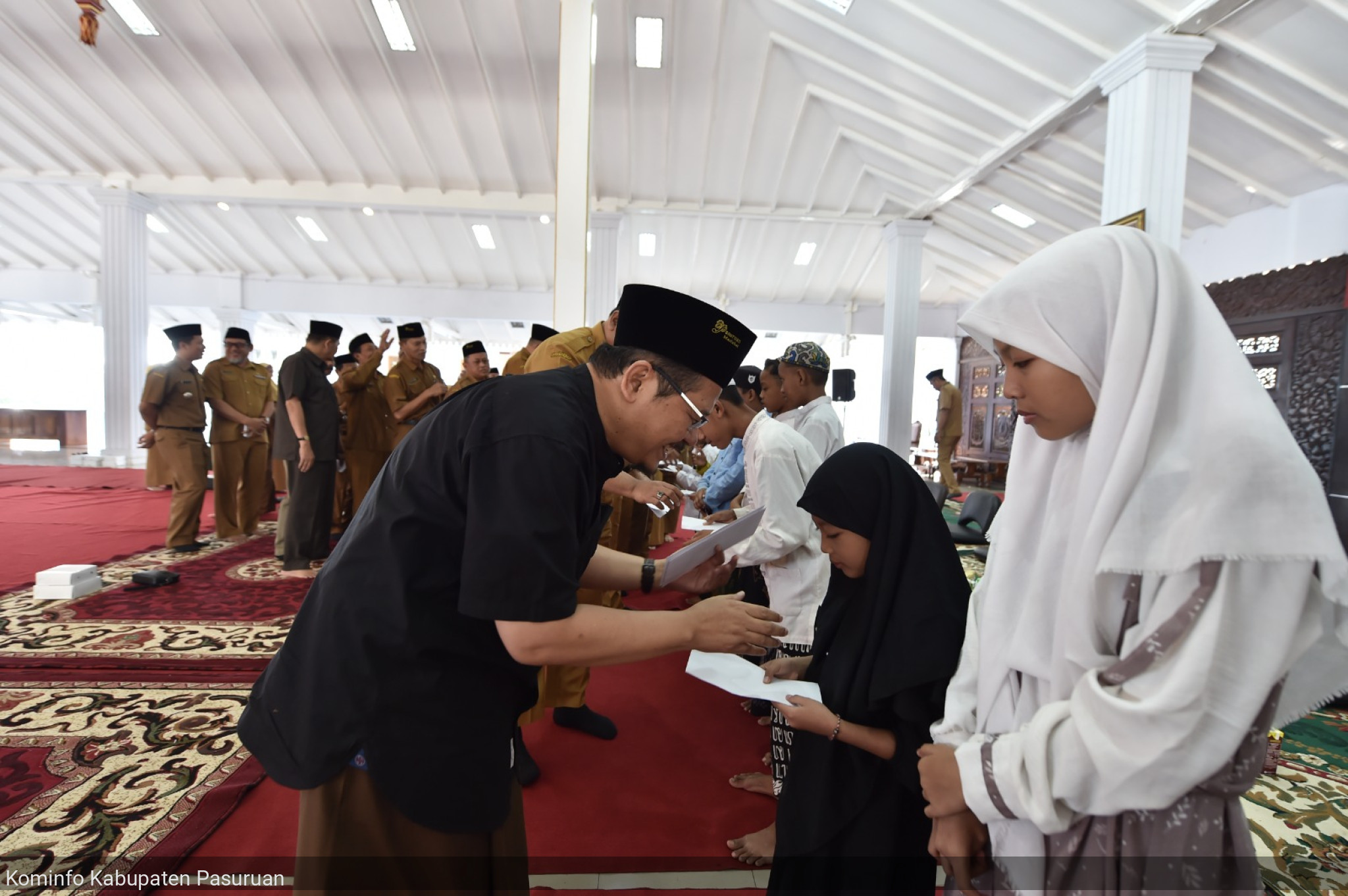 Peringatan 10 Muharram, Pj. Bupati Andriyanto Berikan Santunan Kepada Anak Yatim Piatu