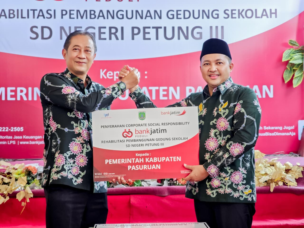 Penyerahan CSR Bank Jatim Peduli Rehabilitasi Gedung Sekolah SDN Petung III