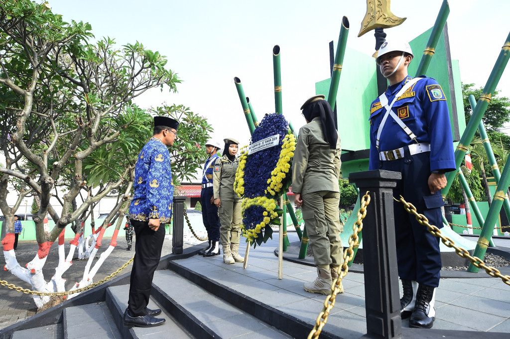 Tabur Bunga di Taman Makam Pahlawan HUT KORPRI Ke-53