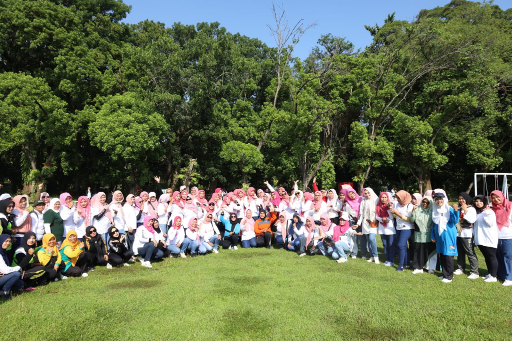 Senam PERWOSI di Kebun Raya Purwodadi