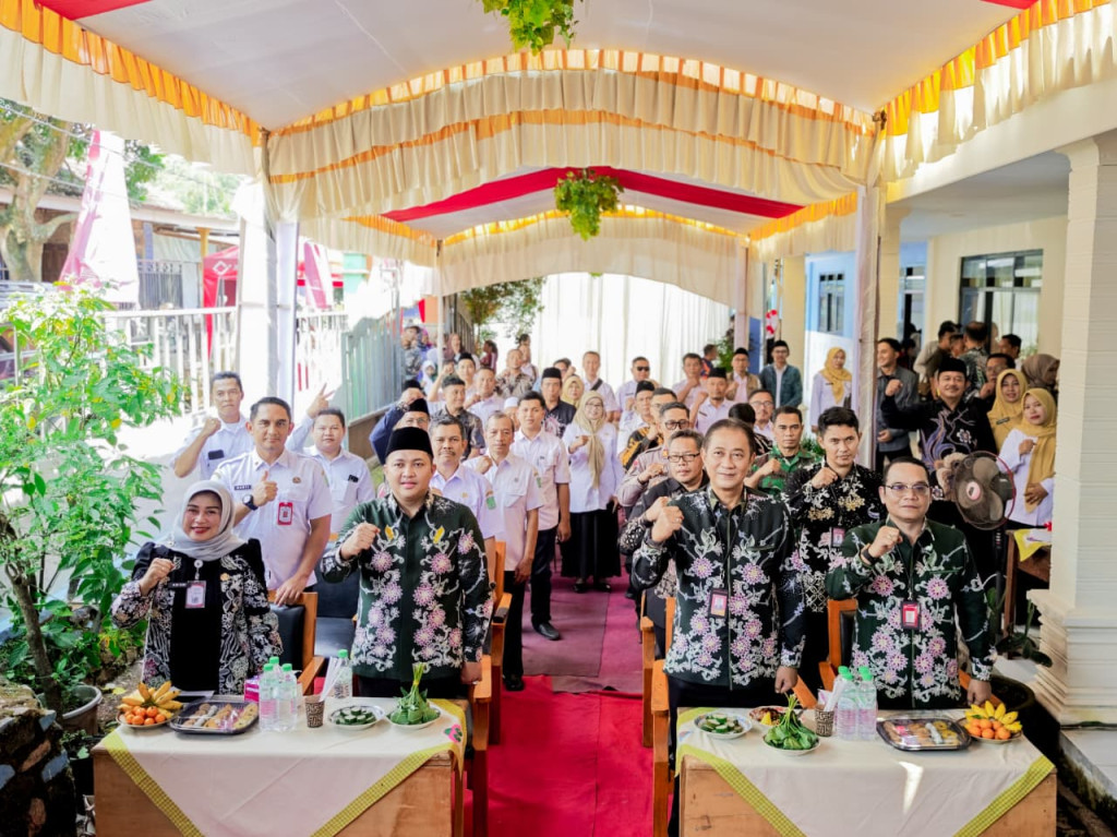 Penyerahan CSR Bank Jatim Peduli Rehabilitasi Gedung Sekolah SDN Petung III