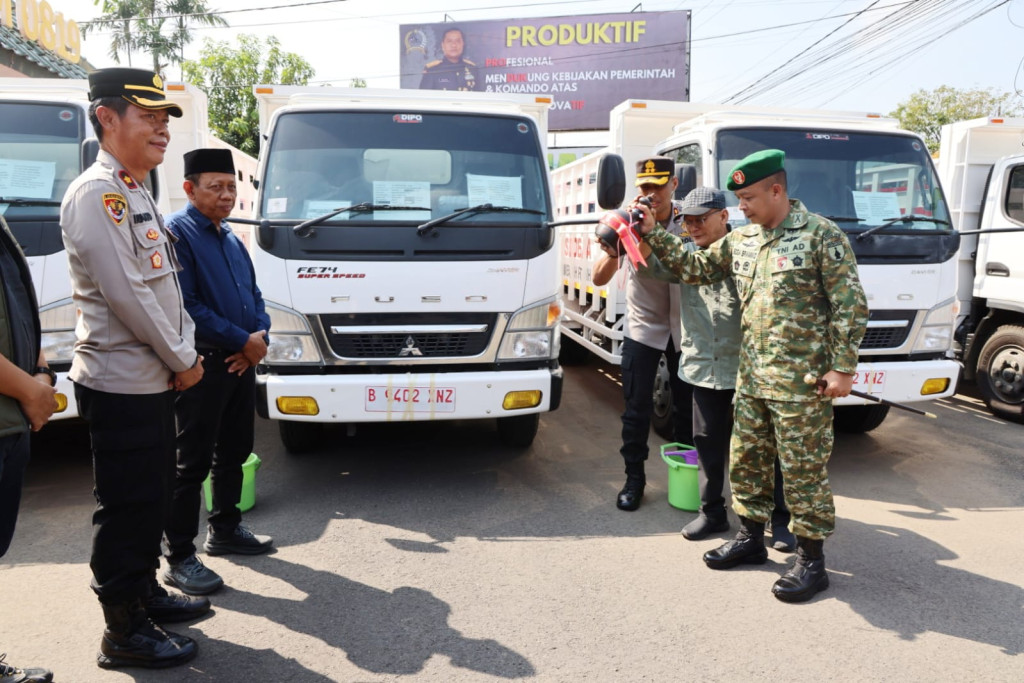 Penyerahan Simbolis dan Pelepasan Kendaraan Truk Operasional Koperasi Desa/Kelurahan Merah Putih