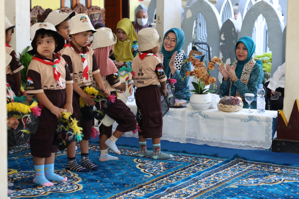 Story Telling Bagi Anak Usia Dini di Balai Desa Karangsono, Sukorejo