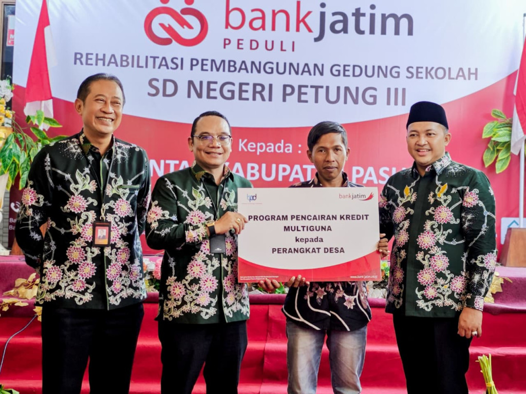 Penyerahan CSR Bank Jatim Peduli Rehabilitasi Gedung Sekolah SDN Petung III