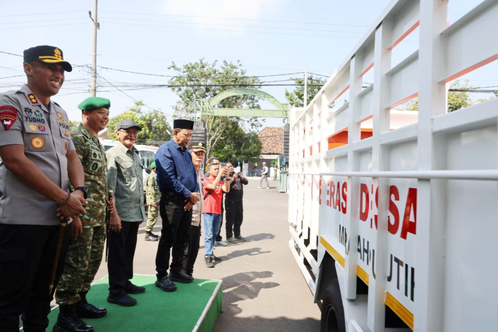 Penyerahan Simbolis dan Pelepasan Kendaraan Truk Operasional Koperasi Desa/Kelurahan Merah Putih