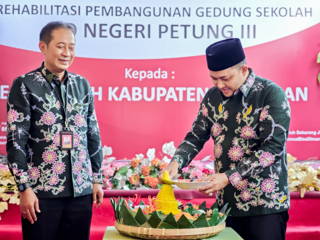 Penyerahan CSR Bank Jatim Peduli Rehabilitasi Gedung Sekolah SDN Petung III