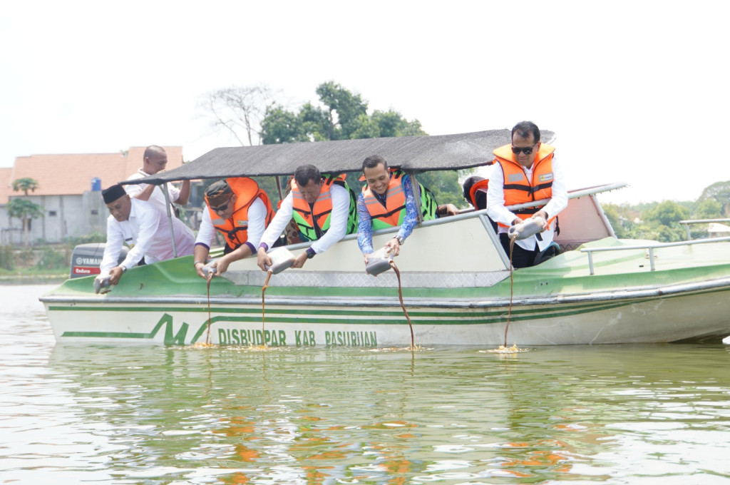 Penyebaran Eco Enzym Bersama Stakeholder di Danau Ranu Grati
