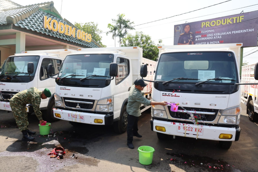 Penyerahan Simbolis dan Pelepasan Kendaraan Truk Operasional Koperasi Desa/Kelurahan Merah Putih