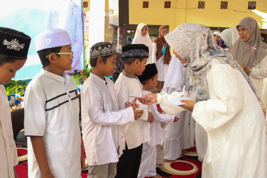 Santunan Anak Yatim di Kegiatan Safari Ramadhan Kelurahan Dermo Kecamatan Bangil