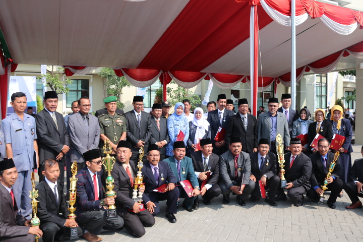 Penerima penghargaan bersama PLT Bupati Pasuruan