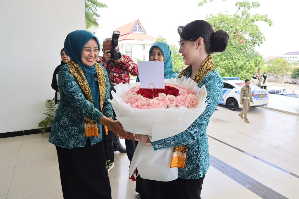 Penyambutan Kedatangan Ketua TP PKK Provinsi Jawa Timur dalam Acara Sosialisasi dan Pendampingan Pelaksanaan Gerakan PKK Berbasis IT Tahun 2025