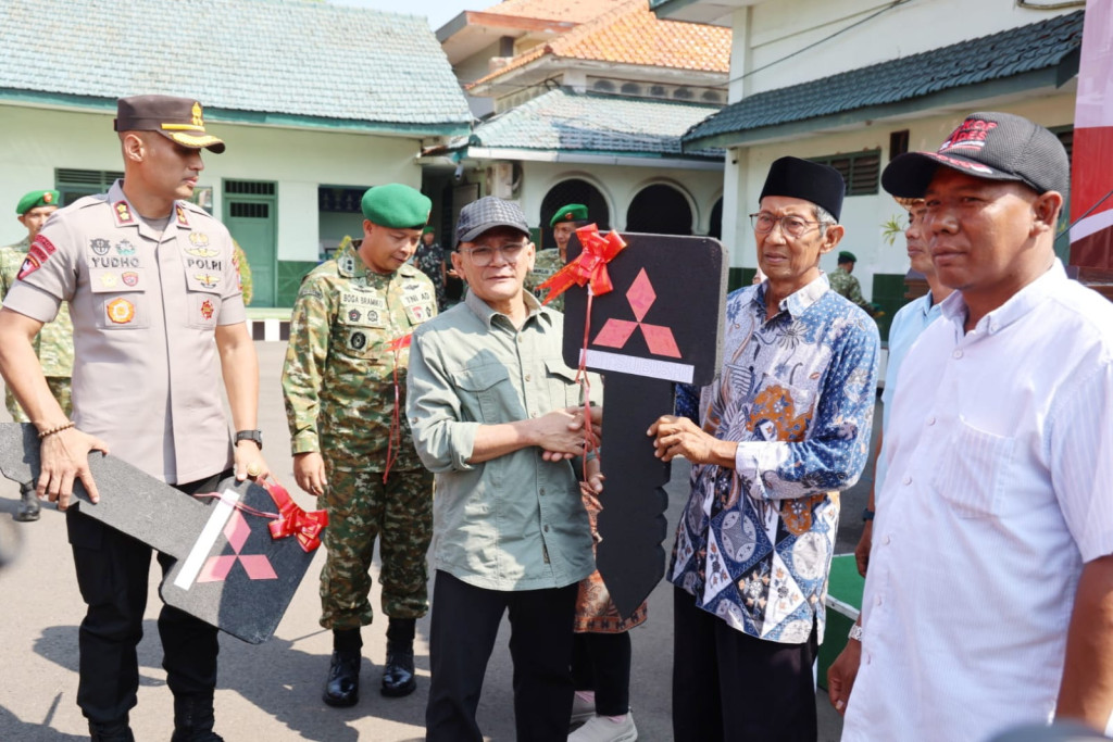 Penyerahan Simbolis dan Pelepasan Kendaraan Truk Operasional Koperasi Desa/Kelurahan Merah Putih