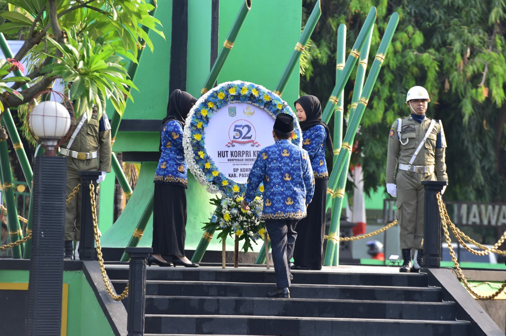 Tabur Bunga di Makam Pahlawan