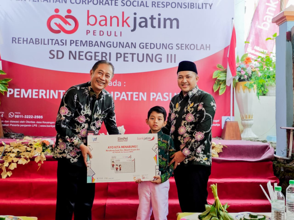 Penyerahan CSR Bank Jatim Peduli Rehabilitasi Gedung Sekolah SDN Petung III