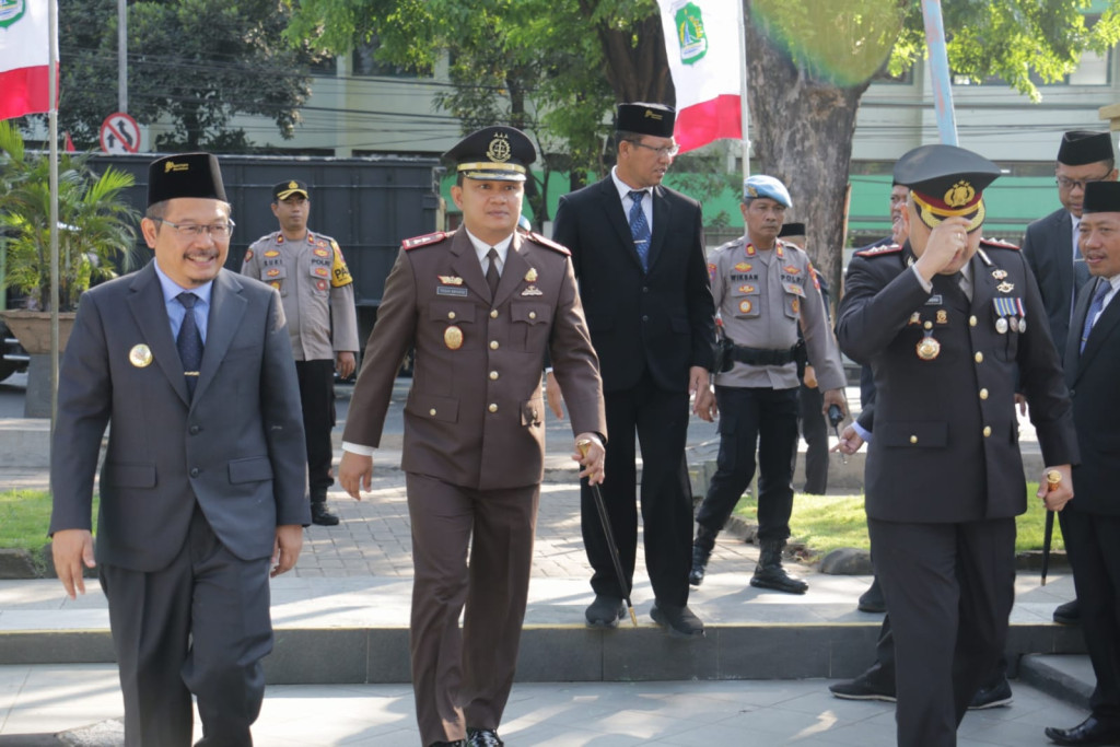 Tabur Bunga di Taman Makam Pahlawan Kabupaten Pasuruan