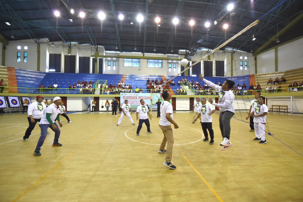 Pertandingan Bola Volly Bersama Bupati dan  Kepala Daerah