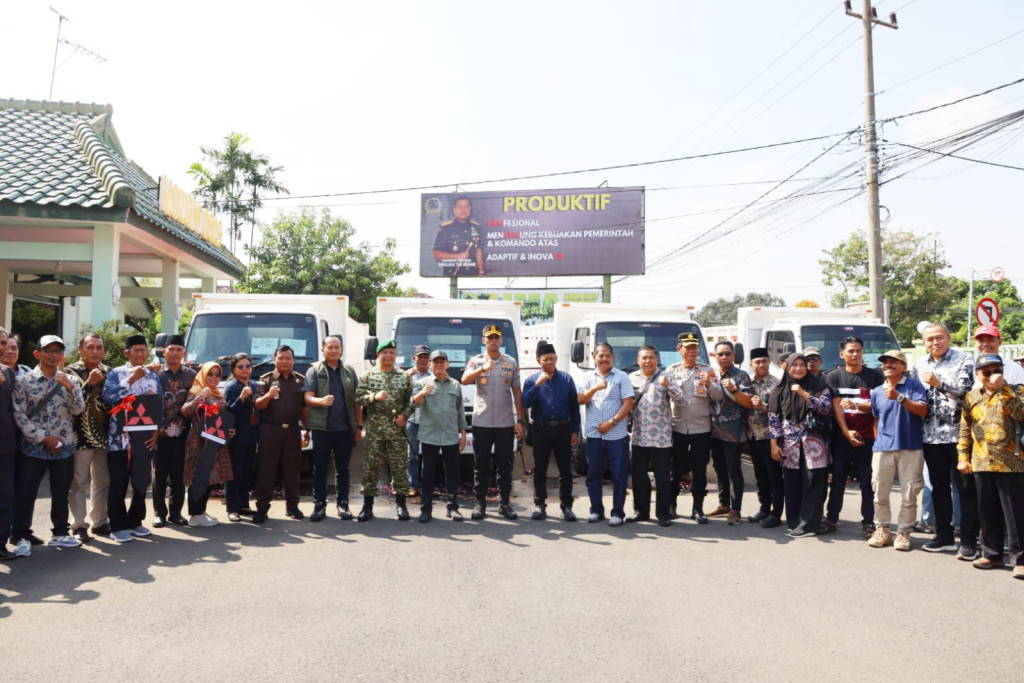 Penyerahan Simbolis dan Pelepasan Kendaraan Truk Operasional Koperasi Desa/Kelurahan Merah Putih